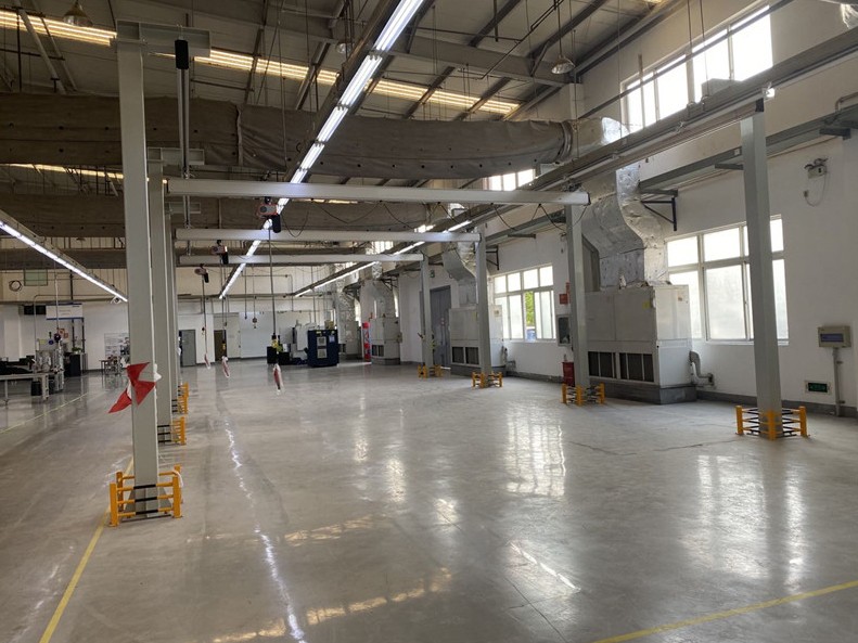 Light suspension bridge crane